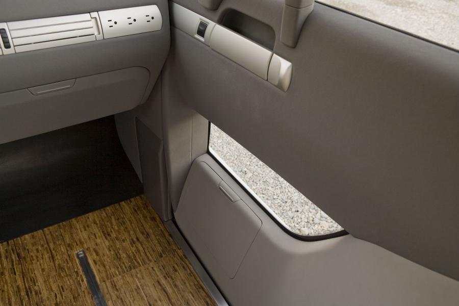 Детали интерьера Nissan NV2500 Concept 2008 года  (фото 27 из 51)
